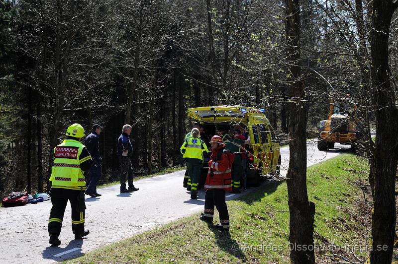 _DSC7819.JPG - Vid 12:40 larmades räddningstjänsten, ambulans och polis till väg 1212 mot Stenestad där en traktor av oklar anledning kört av vägen och krockat med två träd. Föraren av traktorn kunde själv ta sig ut men fick följa med ambulansen till sjukhuset, oklart hur skadad personen var.