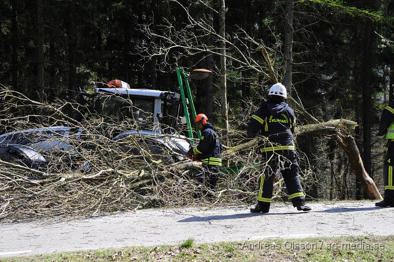 _DSC7822.JPG - Vid 12:40 larmades räddningstjänsten, ambulans och polis till väg 1212 mot Stenestad där en traktor av oklar anledning kört av vägen och krockat med två träd. Föraren av traktorn kunde själv ta sig ut men fick följa med ambulansen till sjukhuset, oklart hur skadad personen var.