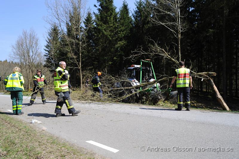 _DSC7826.JPG - Vid 12:40 larmades räddningstjänsten, ambulans och polis till väg 1212 mot Stenestad där en traktor av oklar anledning kört av vägen och krockat med två träd. Föraren av traktorn kunde själv ta sig ut men fick följa med ambulansen till sjukhuset, oklart hur skadad personen var.