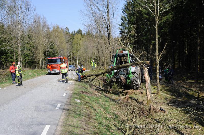 _DSC7828.JPG - Vid 12:40 larmades räddningstjänsten, ambulans och polis till väg 1212 mot Stenestad där en traktor av oklar anledning kört av vägen och krockat med två träd. Föraren av traktorn kunde själv ta sig ut men fick följa med ambulansen till sjukhuset, oklart hur skadad personen var.