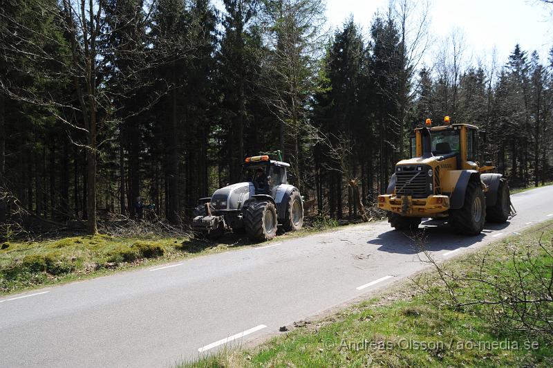 _DSC7831.JPG - Vid 12:40 larmades räddningstjänsten, ambulans och polis till väg 1212 mot Stenestad där en traktor av oklar anledning kört av vägen och krockat med två träd. Föraren av traktorn kunde själv ta sig ut men fick följa med ambulansen till sjukhuset, oklart hur skadad personen var.