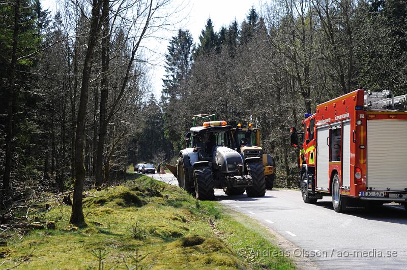 _DSC7833.JPG - Vid 12:40 larmades räddningstjänsten, ambulans och polis till väg 1212 mot Stenestad där en traktor av oklar anledning kört av vägen och krockat med två träd. Föraren av traktorn kunde själv ta sig ut men fick följa med ambulansen till sjukhuset, oklart hur skadad personen var.