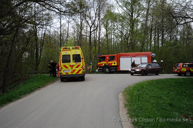 _DSC8081.JPG - Vid 16,45 larmades räddningstjänst och ambulans till Bjärsgård strax utanför Klippan där en personbil kört av vägen och ner i en bäck. Olyckan ska ha orsakats av ett olycksfall men ingen skadades i olyckan. Föraren fick dock följa med ambulansen in för observation.