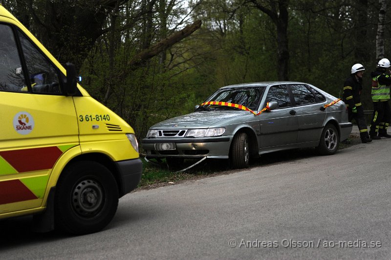 _DSC8090.JPG - Vid 16,45 larmades räddningstjänst och ambulans till Bjärsgård strax utanför Klippan där en personbil kört av vägen och ner i en bäck. Olyckan ska ha orsakats av ett olycksfall men ingen skadades i olyckan. Föraren fick dock följa med ambulansen in för observation.