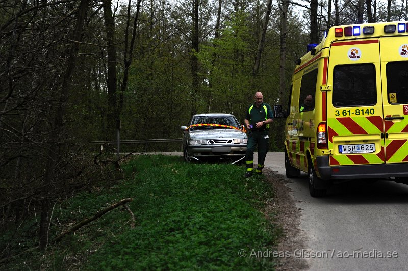_DSC8092.JPG - Vid 16,45 larmades räddningstjänst och ambulans till Bjärsgård strax utanför Klippan där en personbil kört av vägen och ner i en bäck. Olyckan ska ha orsakats av ett olycksfall men ingen skadades i olyckan. Föraren fick dock följa med ambulansen in för observation.
