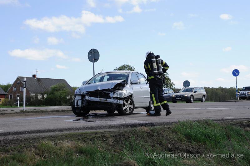 _DSC8097.JPG - Vid 14.45 larmades räddningstjänst, ambulans och polis till väg 21 strax utanför Klippan där tre personbilar ett med tillkopplat hästsläp kolliderat. Hur olyckan har gått till är oklart men fyra personer fick följa med ambulansen till sjukhuset oklart hur allvarligt skadade. Räddningstjänsten fick även klippa upp taket på den ena bilen för att få ut föraren på ett säkert sätt. Vägen var helt avstängd under räddnings och bärgnings arbetet.