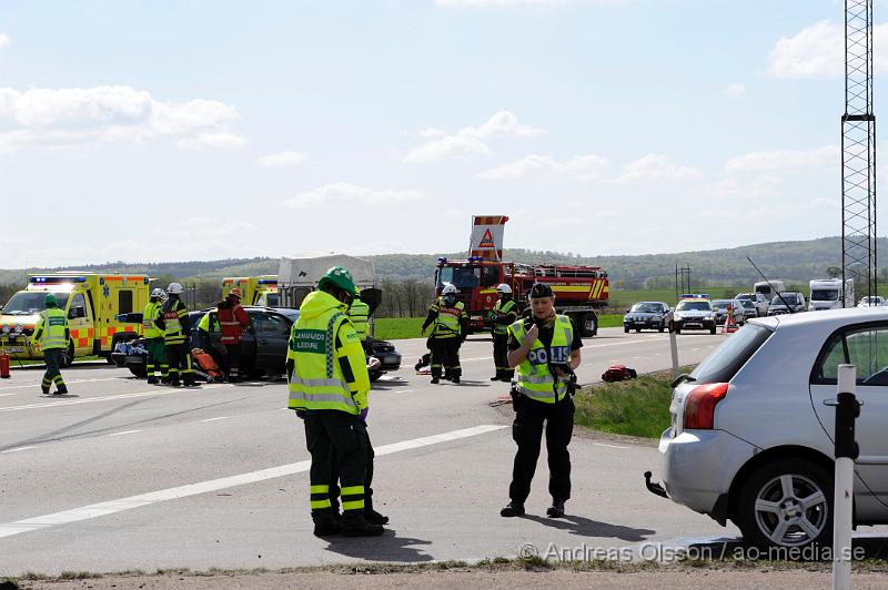 _DSC8106.JPG - Vid 14.45 larmades räddningstjänst, ambulans och polis till väg 21 strax utanför Klippan där tre personbilar ett med tillkopplat hästsläp kolliderat. Hur olyckan har gått till är oklart men fyra personer fick följa med ambulansen till sjukhuset oklart hur allvarligt skadade. Räddningstjänsten fick även klippa upp taket på den ena bilen för att få ut föraren på ett säkert sätt. Vägen var helt avstängd under räddnings och bärgnings arbetet.