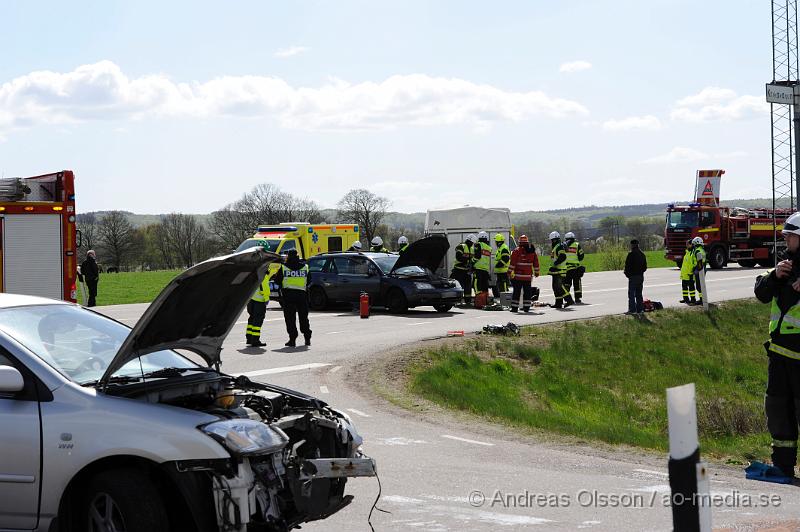 _DSC8109.JPG - Vid 14.45 larmades räddningstjänst, ambulans och polis till väg 21 strax utanför Klippan där tre personbilar ett med tillkopplat hästsläp kolliderat. Hur olyckan har gått till är oklart men fyra personer fick följa med ambulansen till sjukhuset oklart hur allvarligt skadade. Räddningstjänsten fick även klippa upp taket på den ena bilen för att få ut föraren på ett säkert sätt. Vägen var helt avstängd under räddnings och bärgnings arbetet.