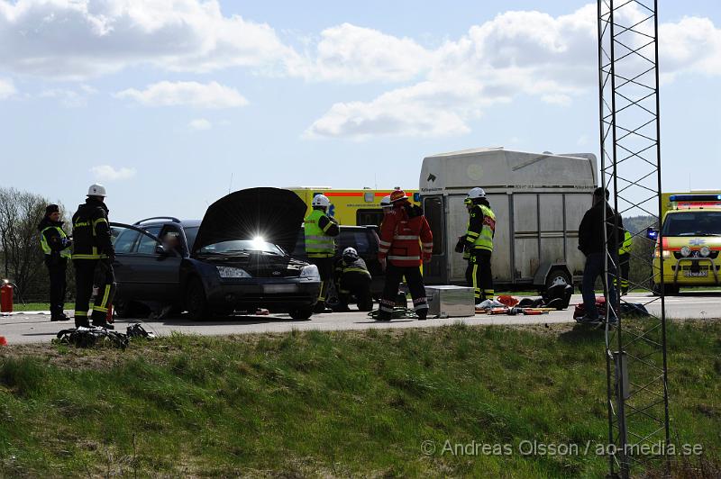 _DSC8111.JPG - Vid 14.45 larmades räddningstjänst, ambulans och polis till väg 21 strax utanför Klippan där tre personbilar ett med tillkopplat hästsläp kolliderat. Hur olyckan har gått till är oklart men fyra personer fick följa med ambulansen till sjukhuset oklart hur allvarligt skadade. Räddningstjänsten fick även klippa upp taket på den ena bilen för att få ut föraren på ett säkert sätt. Vägen var helt avstängd under räddnings och bärgnings arbetet.