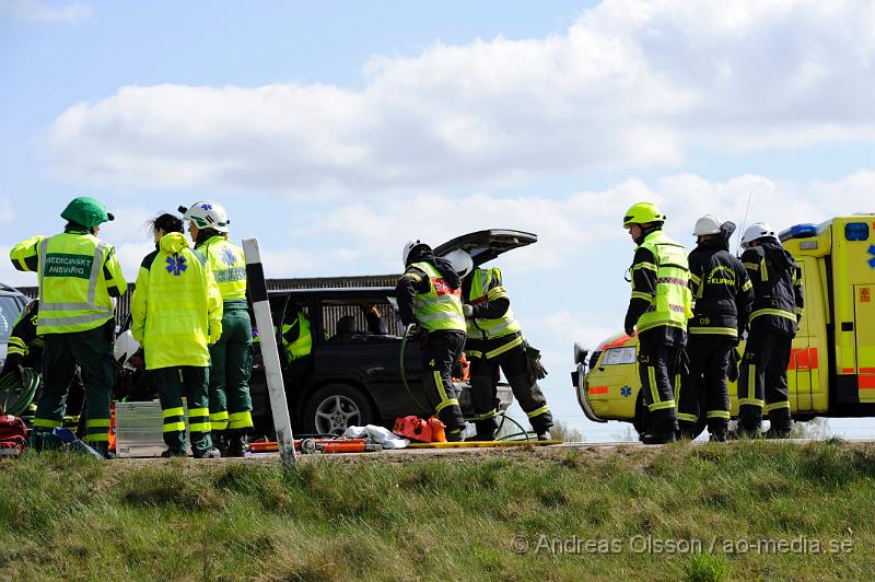 _DSC8116.JPG - Vid 14.45 larmades räddningstjänst, ambulans och polis till väg 21 strax utanför Klippan där tre personbilar ett med tillkopplat hästsläp kolliderat. Hur olyckan har gått till är oklart men fyra personer fick följa med ambulansen till sjukhuset oklart hur allvarligt skadade. Räddningstjänsten fick även klippa upp taket på den ena bilen för att få ut föraren på ett säkert sätt. Vägen var helt avstängd under räddnings och bärgnings arbetet.