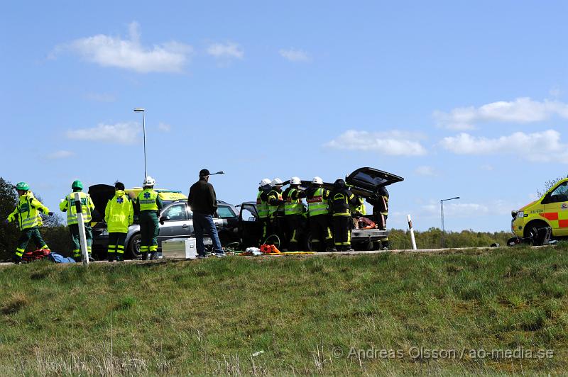 _DSC8119.JPG - Vid 14.45 larmades räddningstjänst, ambulans och polis till väg 21 strax utanför Klippan där tre personbilar ett med tillkopplat hästsläp kolliderat. Hur olyckan har gått till är oklart men fyra personer fick följa med ambulansen till sjukhuset oklart hur allvarligt skadade. Räddningstjänsten fick även klippa upp taket på den ena bilen för att få ut föraren på ett säkert sätt. Vägen var helt avstängd under räddnings och bärgnings arbetet.