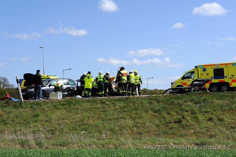 _DSC8123.JPG - Vid 14.45 larmades räddningstjänst, ambulans och polis till väg 21 strax utanför Klippan där tre personbilar ett med tillkopplat hästsläp kolliderat. Hur olyckan har gått till är oklart men fyra personer fick följa med ambulansen till sjukhuset oklart hur allvarligt skadade. Räddningstjänsten fick även klippa upp taket på den ena bilen för att få ut föraren på ett säkert sätt. Vägen var helt avstängd under räddnings och bärgnings arbetet.