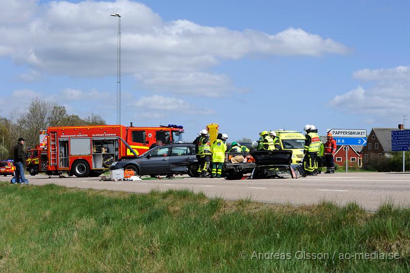 _DSC8126.JPG - Vid 14.45 larmades räddningstjänst, ambulans och polis till väg 21 strax utanför Klippan där tre personbilar ett med tillkopplat hästsläp kolliderat. Hur olyckan har gått till är oklart men fyra personer fick följa med ambulansen till sjukhuset oklart hur allvarligt skadade. Räddningstjänsten fick även klippa upp taket på den ena bilen för att få ut föraren på ett säkert sätt. Vägen var helt avstängd under räddnings och bärgnings arbetet.