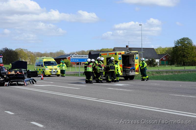 _DSC8130.JPG - Vid 14.45 larmades räddningstjänst, ambulans och polis till väg 21 strax utanför Klippan där tre personbilar ett med tillkopplat hästsläp kolliderat. Hur olyckan har gått till är oklart men fyra personer fick följa med ambulansen till sjukhuset oklart hur allvarligt skadade. Räddningstjänsten fick även klippa upp taket på den ena bilen för att få ut föraren på ett säkert sätt. Vägen var helt avstängd under räddnings och bärgnings arbetet.