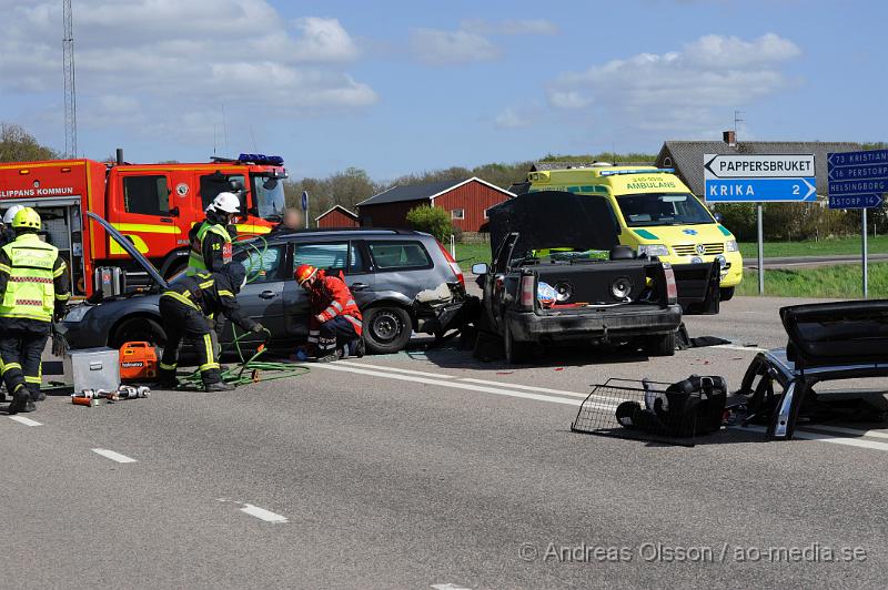 _DSC8132.JPG - Vid 14.45 larmades räddningstjänst, ambulans och polis till väg 21 strax utanför Klippan där tre personbilar ett med tillkopplat hästsläp kolliderat. Hur olyckan har gått till är oklart men fyra personer fick följa med ambulansen till sjukhuset oklart hur allvarligt skadade. Räddningstjänsten fick även klippa upp taket på den ena bilen för att få ut föraren på ett säkert sätt. Vägen var helt avstängd under räddnings och bärgnings arbetet.