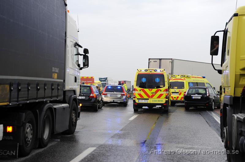 _DSC8188.JPG - Vid 16.30 tiden larmades en större räddningstyrka till E6 i höjd med Höja utanför Ängelholm. Det var tre personbilar och en lastbil som kolliderat av oklar anledning. Räddningstjänsten fick klippan upp en bil för att få ut personen. Sammanlagt fick 6 personer föras med ambulans till sjukhuset och en med allvarliga skador. Som senare blev vidareskickad till SUS Lund för intensivvård. E6an var avstängd i båda riktningarna under räddningsarbetet men kunde senare öppnas i södra körfältet. Dock var norrgående riktning avstängd fram till 22 tiden.