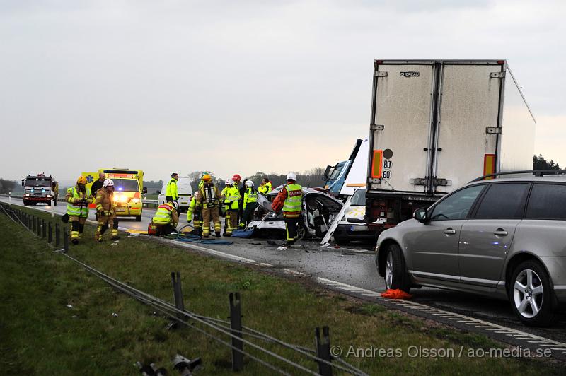 _DSC8191.JPG - Vid 16.30 tiden larmades en större räddningstyrka till E6 i höjd med Höja utanför Ängelholm. Det var tre personbilar och en lastbil som kolliderat av oklar anledning. Räddningstjänsten fick klippan upp en bil för att få ut personen. Sammanlagt fick 6 personer föras med ambulans till sjukhuset och en med allvarliga skador. Som senare blev vidareskickad till SUS Lund för intensivvård. E6an var avstängd i båda riktningarna under räddningsarbetet men kunde senare öppnas i södra körfältet. Dock var norrgående riktning avstängd fram till 22 tiden.