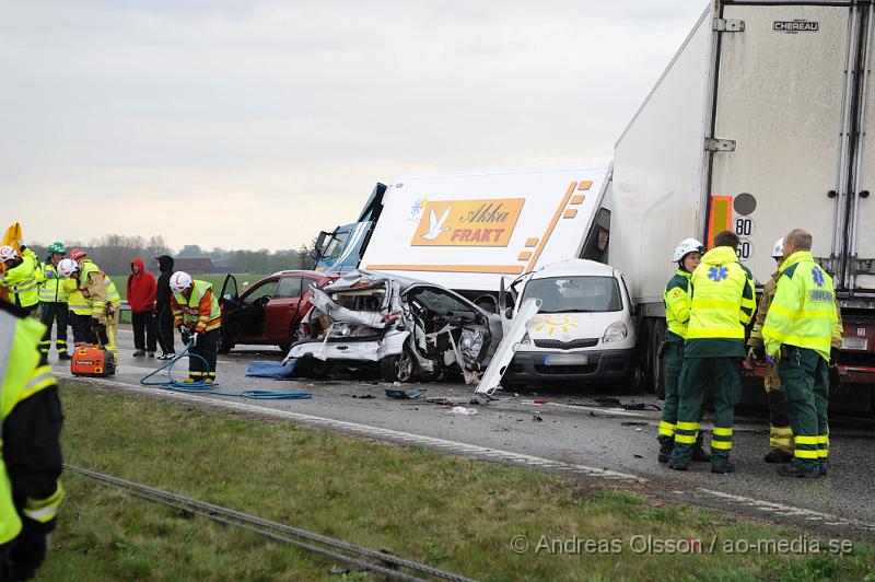 _DSC8196.JPG - Vid 16.30 tiden larmades en större räddningstyrka till E6 i höjd med Höja utanför Ängelholm. Det var tre personbilar och en lastbil som kolliderat av oklar anledning. Räddningstjänsten fick klippan upp en bil för att få ut personen. Sammanlagt fick 6 personer föras med ambulans till sjukhuset och en med allvarliga skador. Som senare blev vidareskickad till SUS Lund för intensivvård. E6an var avstängd i båda riktningarna under räddningsarbetet men kunde senare öppnas i södra körfältet. Dock var norrgående riktning avstängd fram till 22 tiden.