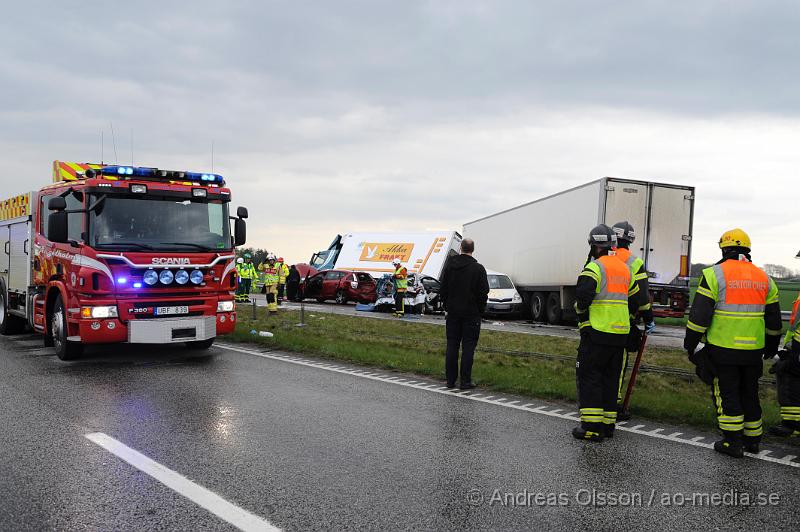 _DSC8199.JPG - Vid 16.30 tiden larmades en större räddningstyrka till E6 i höjd med Höja utanför Ängelholm. Det var tre personbilar och en lastbil som kolliderat av oklar anledning. Räddningstjänsten fick klippan upp en bil för att få ut personen. Sammanlagt fick 6 personer föras med ambulans till sjukhuset och en med allvarliga skador. Som senare blev vidareskickad till SUS Lund för intensivvård. E6an var avstängd i båda riktningarna under räddningsarbetet men kunde senare öppnas i södra körfältet. Dock var norrgående riktning avstängd fram till 22 tiden.