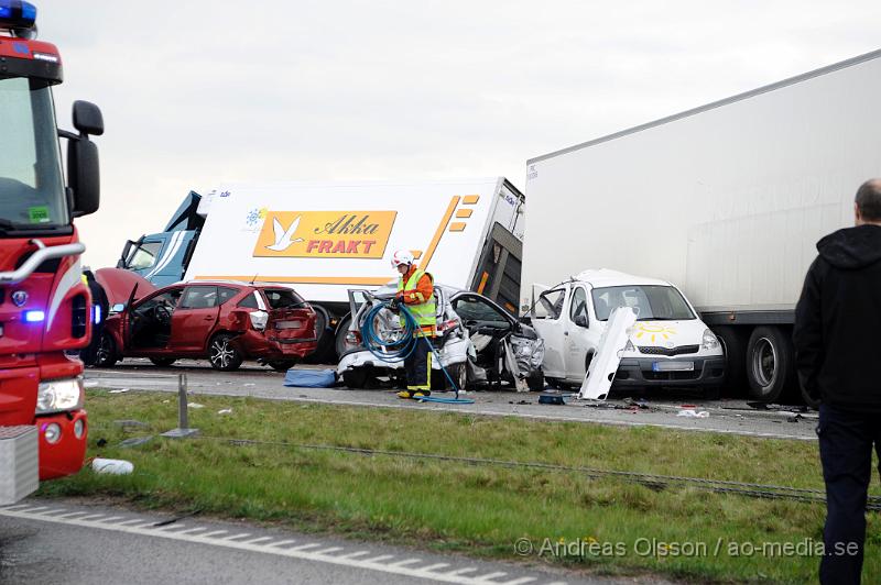 _DSC8201.JPG - Vid 16.30 tiden larmades en större räddningstyrka till E6 i höjd med Höja utanför Ängelholm. Det var tre personbilar och en lastbil som kolliderat av oklar anledning. Räddningstjänsten fick klippan upp en bil för att få ut personen. Sammanlagt fick 6 personer föras med ambulans till sjukhuset och en med allvarliga skador. Som senare blev vidareskickad till SUS Lund för intensivvård. E6an var avstängd i båda riktningarna under räddningsarbetet men kunde senare öppnas i södra körfältet. Dock var norrgående riktning avstängd fram till 22 tiden.