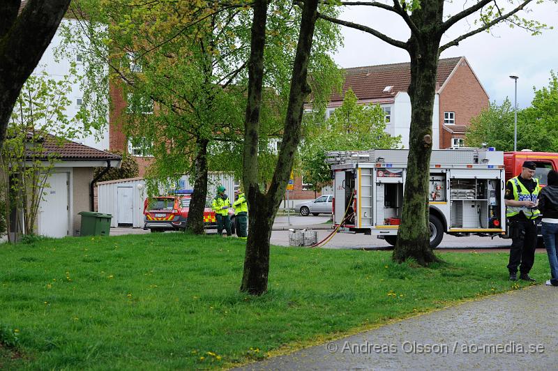 _DSC8256.JPG - Vid 10.40 larmades en större räddningsstyrka med räddningstjänsten från Åstorp, Klippan, Helsingborg samt polis och ambulans till ett radhus på hantverkargatan i Åstorp där man fått in larm om brand i en av lägenheterna. På plats konstaterade räddningstjänsten från åstorp att det var en fullt utvecklad brand i lägenheten men man fick snabbt kontroll över branden men hela lägenheten skadades. Ingen person ska ha kommit till skada men tyvärr avled en hund i branden. Enligt vittne på plats hade man sett en kvinna kasta in något genom fönstret strax innan branden började. Polisen rubricerar händelsen som grov mordbrand.