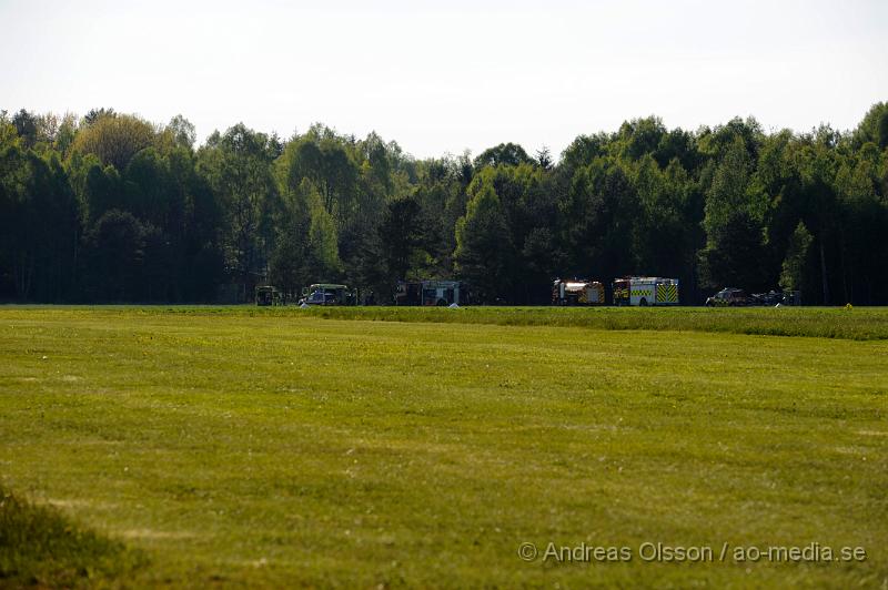 _DSC8772.JPG - Vid 18 tiden larmades räddningstjänsten, ambulans och Polis till flygfältet i Skånes fagerhult där ett litet plan störtat. Det var påväg in för landning som piloten av oklar anledning kom in för lågt och krasha mot en trädtop och störtade sedan mot marken. Piloten skadades allvarlig och fördes med ambulans till sjukhuset i Helsingborg där han senare blev vidare skickad till Universitets sjukhuset i Lund  med bland annat en skadad ryggkota som han opererades för.