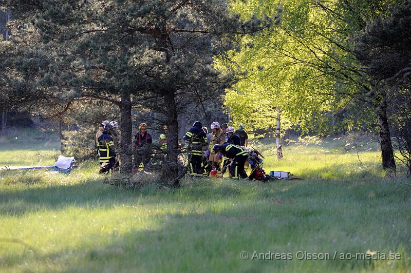 _DSC8774.JPG - Vid 18 tiden larmades räddningstjänsten, ambulans och Polis till flygfältet i Skånes fagerhult där ett litet plan störtat. Det var påväg in för landning som piloten av oklar anledning kom in för lågt och krasha mot en trädtop och störtade sedan mot marken. Piloten skadades allvarlig och fördes med ambulans till sjukhuset i Helsingborg där han senare blev vidare skickad till Universitets sjukhuset i Lund  med bland annat en skadad ryggkota som han opererades för.