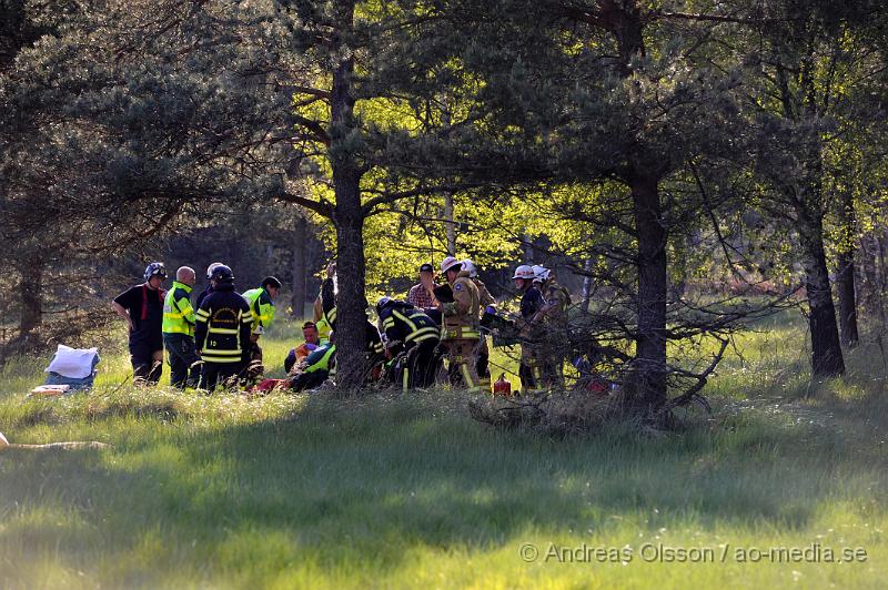 _DSC8778.JPG - Vid 18 tiden larmades räddningstjänsten, ambulans och Polis till flygfältet i Skånes fagerhult där ett litet plan störtat. Det var påväg in för landning som piloten av oklar anledning kom in för lågt och krasha mot en trädtop och störtade sedan mot marken. Piloten skadades allvarlig och fördes med ambulans till sjukhuset i Helsingborg där han senare blev vidare skickad till Universitets sjukhuset i Lund  med bland annat en skadad ryggkota som han opererades för.