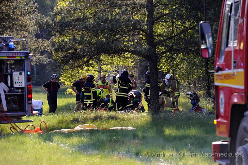 _DSC8781.JPG - Vid 18 tiden larmades räddningstjänsten, ambulans och Polis till flygfältet i Skånes fagerhult där ett litet plan störtat. Det var påväg in för landning som piloten av oklar anledning kom in för lågt och krasha mot en trädtop och störtade sedan mot marken. Piloten skadades allvarlig och fördes med ambulans till sjukhuset i Helsingborg där han senare blev vidare skickad till Universitets sjukhuset i Lund  med bland annat en skadad ryggkota som han opererades för.