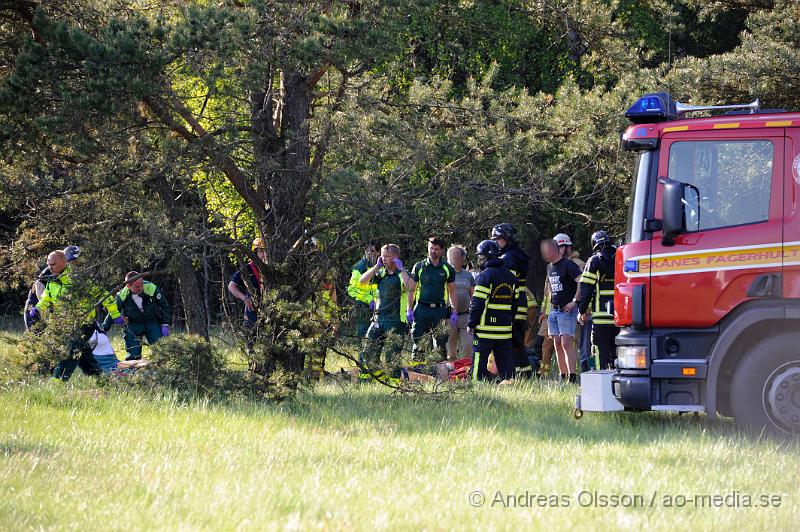 _DSC8785.JPG - Vid 18 tiden larmades räddningstjänsten, ambulans och Polis till flygfältet i Skånes fagerhult där ett litet plan störtat. Det var påväg in för landning som piloten av oklar anledning kom in för lågt och krasha mot en trädtop och störtade sedan mot marken. Piloten skadades allvarlig och fördes med ambulans till sjukhuset i Helsingborg där han senare blev vidare skickad till Universitets sjukhuset i Lund  med bland annat en skadad ryggkota som han opererades för.