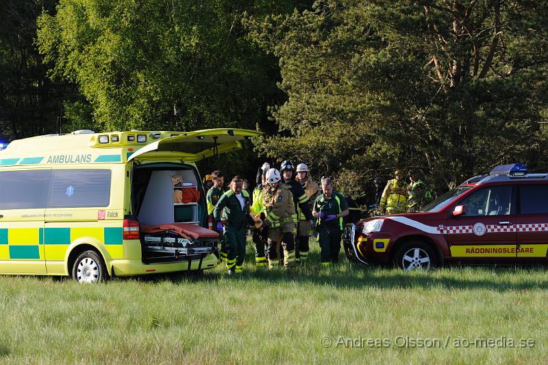 _DSC8789.JPG - Vid 18 tiden larmades räddningstjänsten, ambulans och Polis till flygfältet i Skånes fagerhult där ett litet plan störtat. Det var påväg in för landning som piloten av oklar anledning kom in för lågt och krasha mot en trädtop och störtade sedan mot marken. Piloten skadades allvarlig och fördes med ambulans till sjukhuset i Helsingborg där han senare blev vidare skickad till Universitets sjukhuset i Lund  med bland annat en skadad ryggkota som han opererades för.