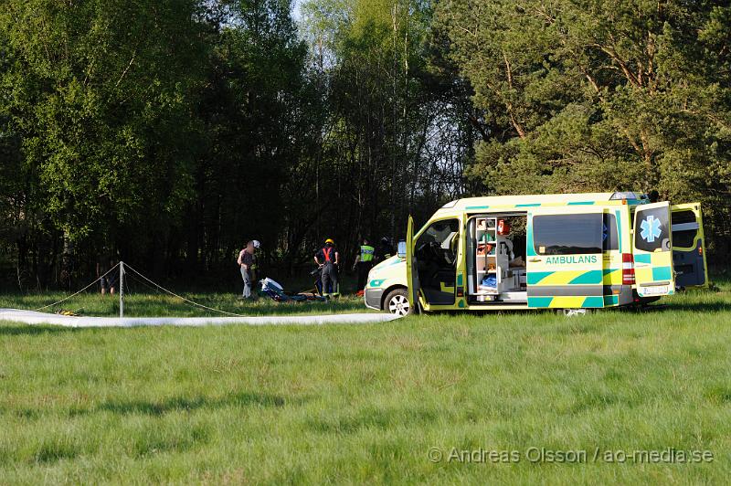 _DSC8791.JPG - Vid 18 tiden larmades räddningstjänsten, ambulans och Polis till flygfältet i Skånes fagerhult där ett litet plan störtat. Det var påväg in för landning som piloten av oklar anledning kom in för lågt och krasha mot en trädtop och störtade sedan mot marken. Piloten skadades allvarlig och fördes med ambulans till sjukhuset i Helsingborg där han senare blev vidare skickad till Universitets sjukhuset i Lund  med bland annat en skadad ryggkota som han opererades för.