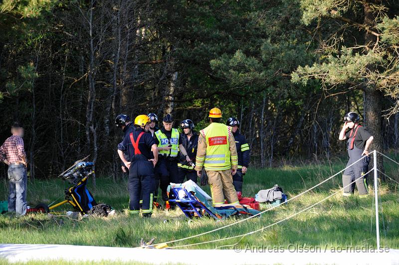 _DSC8794.JPG - Vid 18 tiden larmades räddningstjänsten, ambulans och Polis till flygfältet i Skånes fagerhult där ett litet plan störtat. Det var påväg in för landning som piloten av oklar anledning kom in för lågt och krasha mot en trädtop och störtade sedan mot marken. Piloten skadades allvarlig och fördes med ambulans till sjukhuset i Helsingborg där han senare blev vidare skickad till Universitets sjukhuset i Lund  med bland annat en skadad ryggkota som han opererades för.