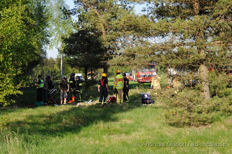 _DSC8797.JPG - Vid 18 tiden larmades räddningstjänsten, ambulans och Polis till flygfältet i Skånes fagerhult där ett litet plan störtat. Det var påväg in för landning som piloten av oklar anledning kom in för lågt och krasha mot en trädtop och störtade sedan mot marken. Piloten skadades allvarlig och fördes med ambulans till sjukhuset i Helsingborg där han senare blev vidare skickad till Universitets sjukhuset i Lund  med bland annat en skadad ryggkota som han opererades för.