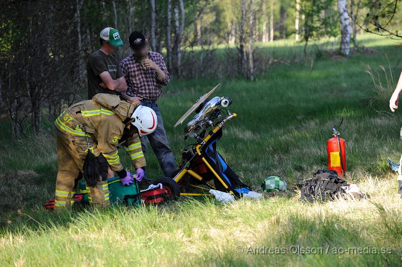 _DSC8801.JPG - Vid 18 tiden larmades räddningstjänsten, ambulans och Polis till flygfältet i Skånes fagerhult där ett litet plan störtat. Det var påväg in för landning som piloten av oklar anledning kom in för lågt och krasha mot en trädtop och störtade sedan mot marken. Piloten skadades allvarlig och fördes med ambulans till sjukhuset i Helsingborg där han senare blev vidare skickad till Universitets sjukhuset i Lund  med bland annat en skadad ryggkota som han opererades för.