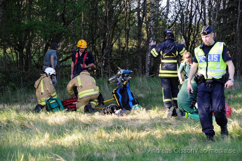 _DSC8803.JPG - Vid 18 tiden larmades räddningstjänsten, ambulans och Polis till flygfältet i Skånes fagerhult där ett litet plan störtat. Det var påväg in för landning som piloten av oklar anledning kom in för lågt och krasha mot en trädtop och störtade sedan mot marken. Piloten skadades allvarlig och fördes med ambulans till sjukhuset i Helsingborg där han senare blev vidare skickad till Universitets sjukhuset i Lund  med bland annat en skadad ryggkota som han opererades för.