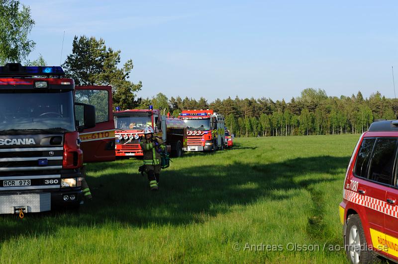 _DSC8805.JPG - Vid 18 tiden larmades räddningstjänsten, ambulans och Polis till flygfältet i Skånes fagerhult där ett litet plan störtat. Det var påväg in för landning som piloten av oklar anledning kom in för lågt och krasha mot en trädtop och störtade sedan mot marken. Piloten skadades allvarlig och fördes med ambulans till sjukhuset i Helsingborg där han senare blev vidare skickad till Universitets sjukhuset i Lund  med bland annat en skadad ryggkota som han opererades för.