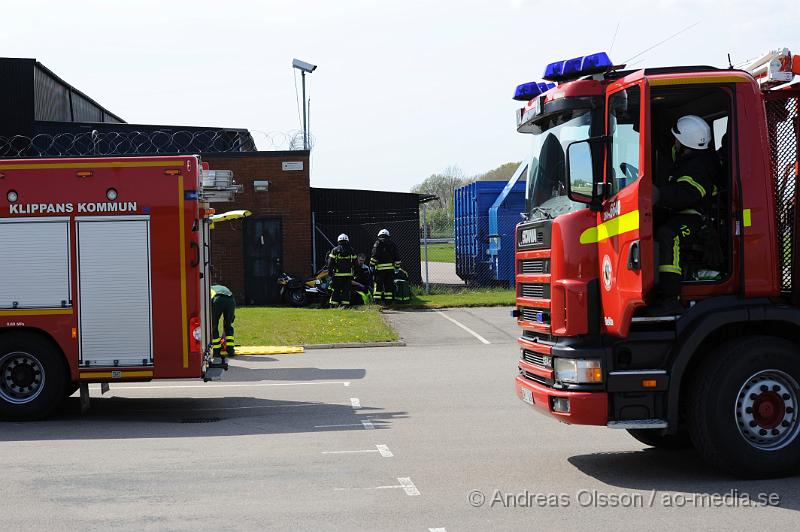 _DSC8754.JPG - Vid 15,25 larmades räddningstjänst, ambulans till DHLs parkering i Klippan där en MC som var ute och övningskörde tappat kontrollen och kört in i väggen/gallret till DHLs byggnad. Det är oklart hur allvarligt skadad personen blev men fick följa med ambulansen till sjukhuset.