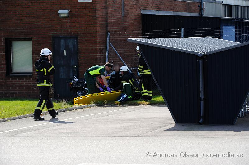 _DSC8756.JPG - Vid 15,25 larmades räddningstjänst, ambulans till DHLs parkering i Klippan där en MC som var ute och övningskörde tappat kontrollen och kört in i väggen/gallret till DHLs byggnad. Det är oklart hur allvarligt skadad personen blev men fick följa med ambulansen till sjukhuset.