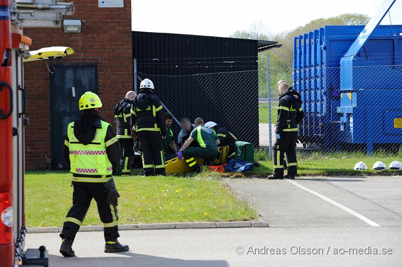 _DSC8759.JPG - Vid 15,25 larmades räddningstjänst, ambulans till DHLs parkering i Klippan där en MC som var ute och övningskörde tappat kontrollen och kört in i väggen/gallret till DHLs byggnad. Det är oklart hur allvarligt skadad personen blev men fick följa med ambulansen till sjukhuset.