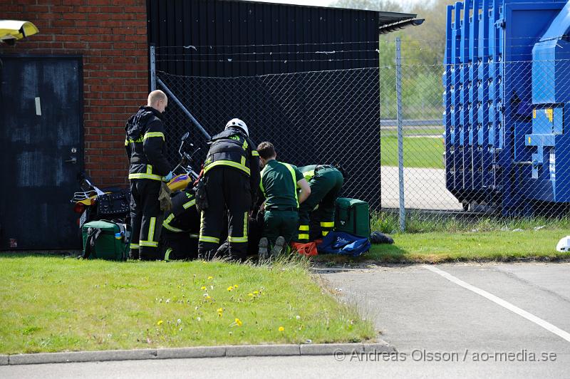 _DSC8761.JPG - Vid 15,25 larmades räddningstjänst, ambulans till DHLs parkering i Klippan där en MC som var ute och övningskörde tappat kontrollen och kört in i väggen/gallret till DHLs byggnad. Det är oklart hur allvarligt skadad personen blev men fick följa med ambulansen till sjukhuset.