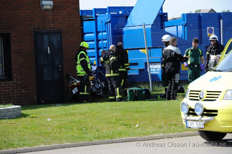 _DSC8765.JPG - Vid 15,25 larmades räddningstjänst, ambulans till DHLs parkering i Klippan där en MC som var ute och övningskörde tappat kontrollen och kört in i väggen/gallret till DHLs byggnad. Det är oklart hur allvarligt skadad personen blev men fick följa med ambulansen till sjukhuset.