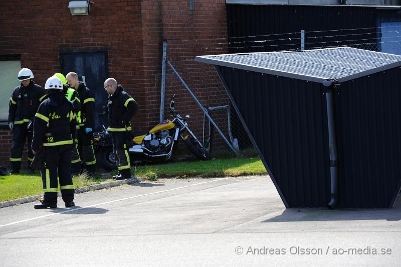 _DSC8766.JPG - Vid 15,25 larmades räddningstjänst, ambulans till DHLs parkering i Klippan där en MC som var ute och övningskörde tappat kontrollen och kört in i väggen/gallret till DHLs byggnad. Det är oklart hur allvarligt skadad personen blev men fick följa med ambulansen till sjukhuset.