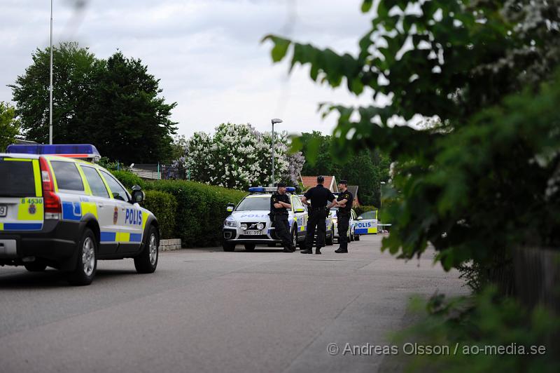 _DSC9057.JPG - Vid 19 tiden fick polisen larm om ett misstänkt föremål på Allégatan i Hyllinge. Första patrullen på plats kunde konstatera att det rörde sig om en handgranat och man tillkallade då bombgruppen från Malmö som kom till platsen och skickade fram sin bomb robot. Det rör sig om en skarp granat och man beslutade att detonera den på plats. Man använde roboten för att täcka granaten med en så kallad bombfilt som ska förhindra att splitter flycker iväg. Sedan detonera man en liten laddning intill granaten. Ett par hus i närheten fick evakueras när granaten skulle sprängas. Ingen person kom till skada och det är oklart hur granaten har hamnat där. Polisen rubricerar det hela som mordförsök då granaten hittades först under en bil. Bilen är tagen i beslag av bilen för teknisk undersökning och efter bevis.