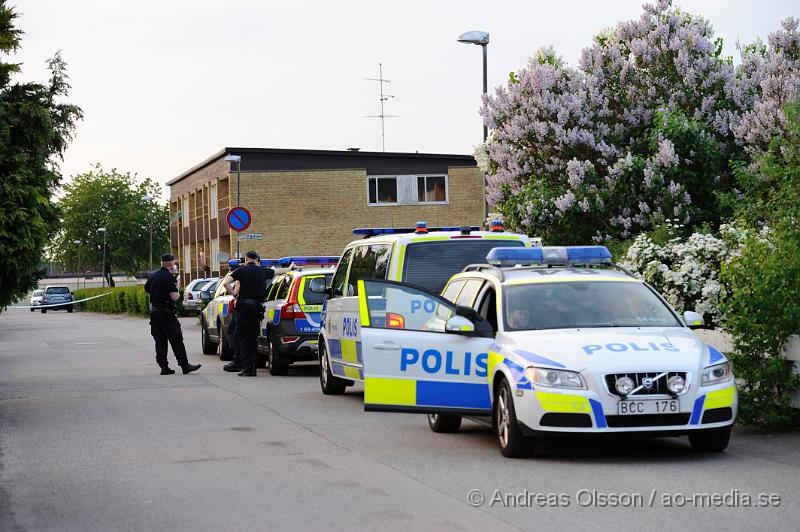 _DSC9066.JPG - Vid 19 tiden fick polisen larm om ett misstänkt föremål på Allégatan i Hyllinge. Första patrullen på plats kunde konstatera att det rörde sig om en handgranat och man tillkallade då bombgruppen från Malmö som kom till platsen och skickade fram sin bomb robot. Det rör sig om en skarp granat och man beslutade att detonera den på plats. Man använde roboten för att täcka granaten med en så kallad bombfilt som ska förhindra att splitter flycker iväg. Sedan detonera man en liten laddning intill granaten. Ett par hus i närheten fick evakueras när granaten skulle sprängas. Ingen person kom till skada och det är oklart hur granaten har hamnat där. Polisen rubricerar det hela som mordförsök då granaten hittades först under en bil. Bilen är tagen i beslag av bilen för teknisk undersökning och efter bevis.