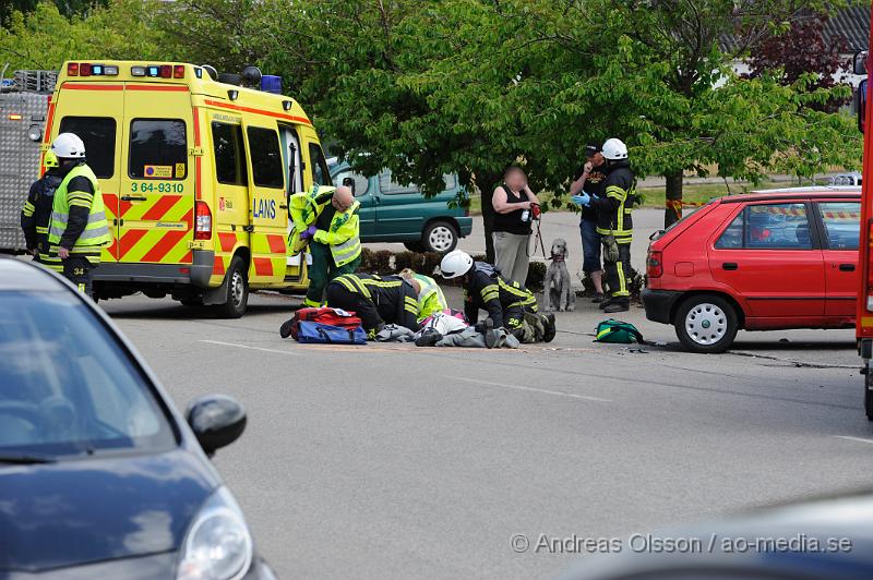 _DSC9108.JPG - Vid 14,40 larmades räddningstjänst, ambulans och polis till storgatan i Ljungbyhed där en personbil och mc kolliderat. Mc föraren fördes med ambulans med oklara skador. Personbils föraren klarade sig utan fysiska skador med chokades. Storgatan stängdes av under räddnings och bärgnings arbetet.