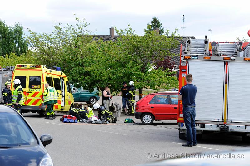 _DSC9109.JPG - Vid 14,40 larmades räddningstjänst, ambulans och polis till storgatan i Ljungbyhed där en personbil och mc kolliderat. Mc föraren fördes med ambulans med oklara skador. Personbils föraren klarade sig utan fysiska skador med chokades. Storgatan stängdes av under räddnings och bärgnings arbetet.