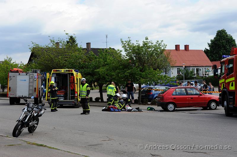 _DSC9113.JPG - Vid 14,40 larmades räddningstjänst, ambulans och polis till storgatan i Ljungbyhed där en personbil och mc kolliderat. Mc föraren fördes med ambulans med oklara skador. Personbils föraren klarade sig utan fysiska skador med chokades. Storgatan stängdes av under räddnings och bärgnings arbetet.