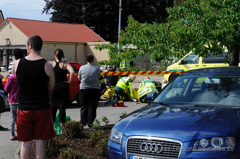 _DSC9115.JPG - Vid 14,40 larmades räddningstjänst, ambulans och polis till storgatan i Ljungbyhed där en personbil och mc kolliderat. Mc föraren fördes med ambulans med oklara skador. Personbils föraren klarade sig utan fysiska skador med chokades. Storgatan stängdes av under räddnings och bärgnings arbetet.