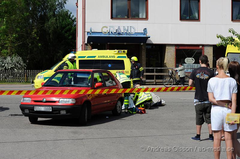 _DSC9117.JPG - Vid 14,40 larmades räddningstjänst, ambulans och polis till storgatan i Ljungbyhed där en personbil och mc kolliderat. Mc föraren fördes med ambulans med oklara skador. Personbils föraren klarade sig utan fysiska skador med chokades. Storgatan stängdes av under räddnings och bärgnings arbetet.